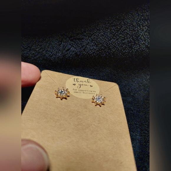 💥 3 for $15! Gold sparkly earrings - Picture 2 of 3